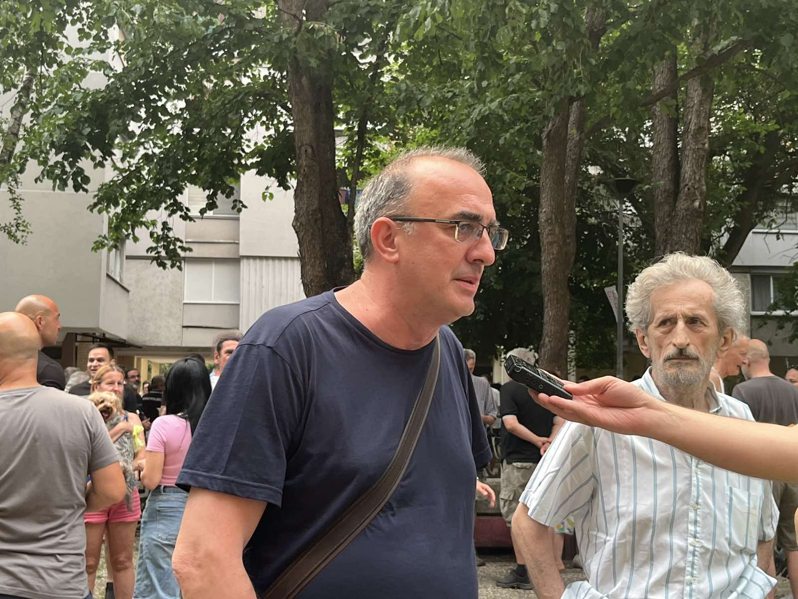 Građani Novog Sada se okupili u znak podrške Dinku Gruhonjiću 2 Građani Novog Sada se okupili u znak podrške Dinku Gruhonjiću 2
