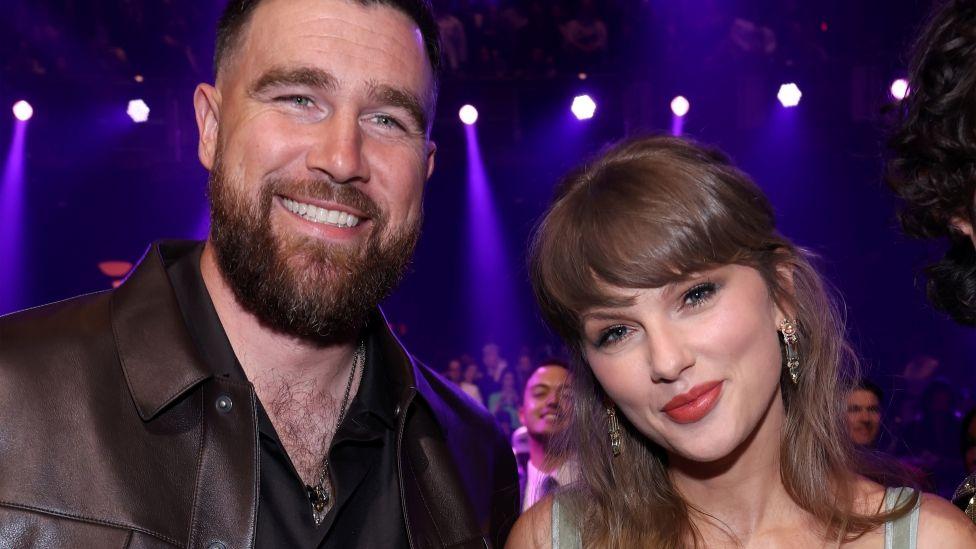 Venčali se Tejlor Svift i Trejvis Kels, ceremoniju vodio Adam Sandler 2 Travis Kelce and Taylor Swift at 2026 iHeartRadio Music Awards at Dolby Theatre on March 26, 2026 in Los Angeles, California.