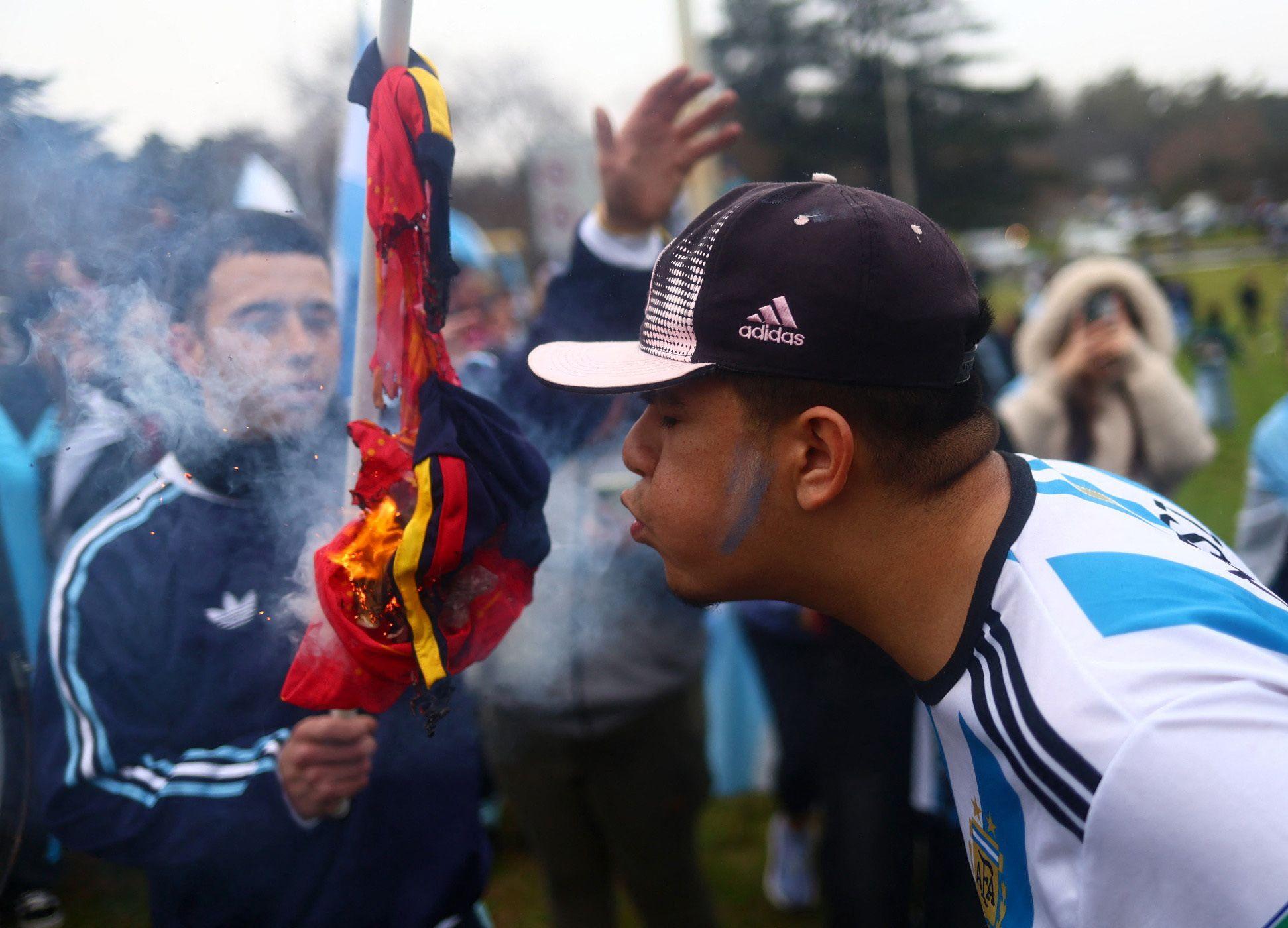 FIFA pokreće istragu protiv Argentinaca zbog tuče posle finala Mundijala 4 Navijači Argentine spaljuju dres Španije ispred sedišta Fudbalskog saveza Argentine (AFA) na obodu Buenos Ajresa posle poraza Argentine u finalu Svetskog prvenstva