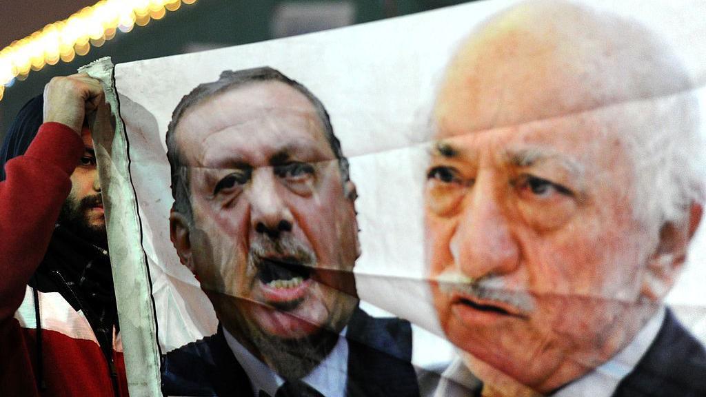 Pokušaj puča: Kako je Erdogan promenio Tursku protekle decenije 4 transparent sa likovima erdogana i fetulaha gulena