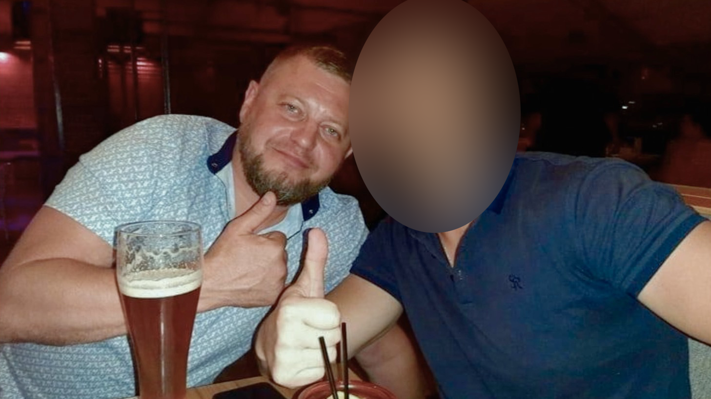 BBC razotkrio čuvare i zvaničnike ruskih 'zatvora za mučenje' u Ukrajini 6 Levo je muškarac u svetloj majici podignutoj palca, pored njega je drugi muškarac kome je lice zamagljeno
