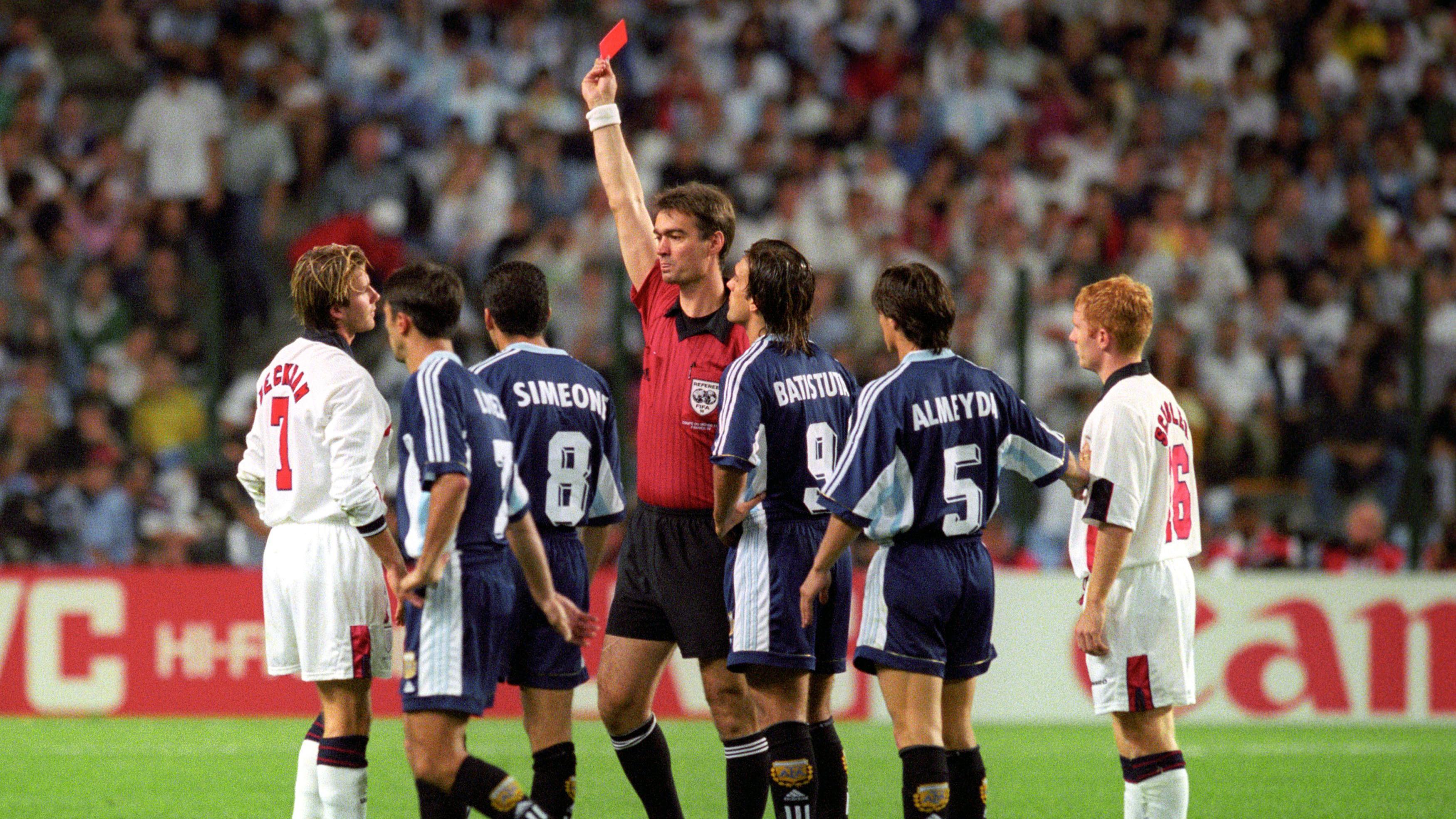 'Božija ruka', Folklandski rat i crveni Bekamu: Rivalstvo Argentine i Engleske 3 Sudija pokazuje Dejvidu Bekamu crveni karton na meču sa Argentinom 1998.