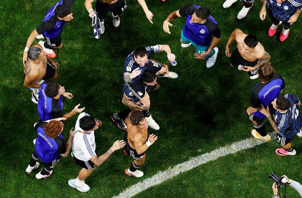 argentina, slavlje argentinskih fudbalera, mesi na ramenima saigrača
