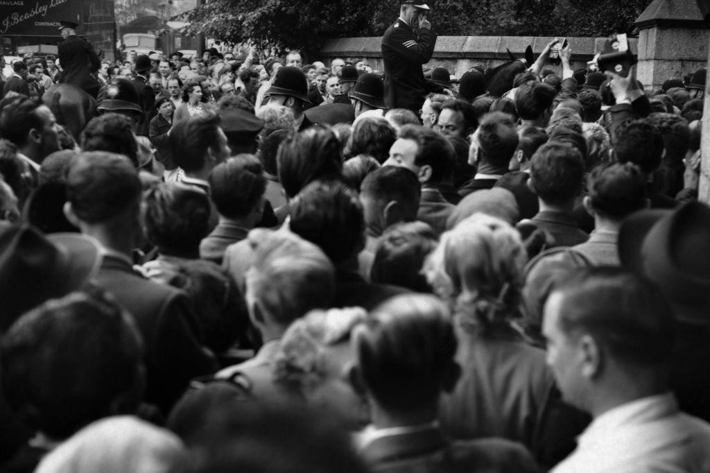 crno-bela fotografija mase ljudi 