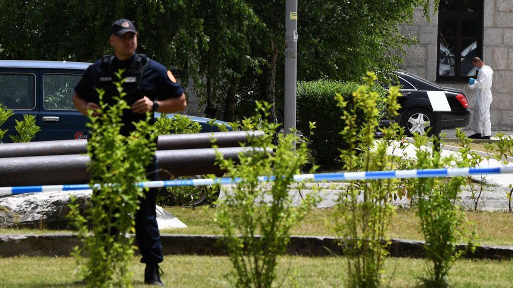 Brutalni sukob Škaljarskog i Kavačkog klana: Zvicer u bekstvu osuđen na 40 godina 1 policija, crnogorska policija, uviđaj posle ubistva pripadnika škaljarskog klana na Cetinju