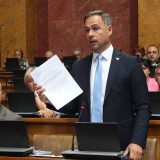 "Da li vam Srbija liči na zemlju koja je opisana u Ustava": Aleksić u Skupštini o aferama vlasti 13