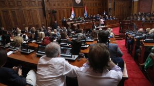 Poslanici počeli o amandmanima, Petrašinović i Bakarec hvalili svoj predlog zakona i Vučića