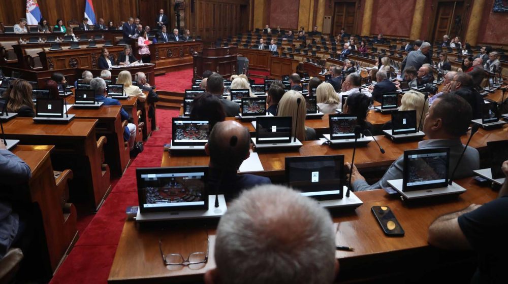 Opozicija kritikuje: Razoružava se Srbija, a naoružavaju kriminalci, Zakon roditelj-negovatelj lažan 10