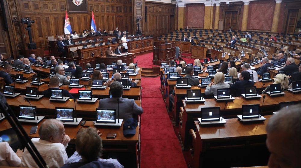 Narodni poslanici raspravljaju o predlozima i izmenama zakona 1