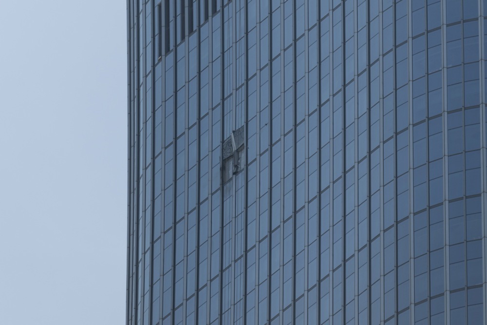 Laki avion zabio se u najvišu zgradu u Pekingu, identitet stradalog pilota otkriven tek nakon nedelju dana: Zašto kineske vlasti ćute? (VIDEO) 2 epa13068326 Damage on the facade of China Zun in Beijing, China, 27 June 2026. Witnesses say a small plane crashed into Beijing's tallest tower, the China Zun, also known as the CITIC Tower, on 26 June 2026. Chinese authorities have not commented on the incident.