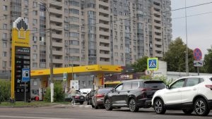 U Rusiji zalihe goriva sve manje: Nastavnici pod pretnjom otkazom angažovani kao "redari" na pumpama, moguće uvođenje sistema "par-nepar" 8 U Rusiji zalihe goriva sve manje: Nastavnici pod pretnjom otkazom angažovani kao "redari" na pumpama, moguće uvođenje sistema "par-nepar" 4