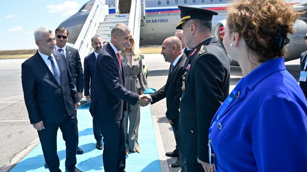 Zašto je ova evropska država poslala dve suprotstavljene delegacije na samit NATO-a? 8