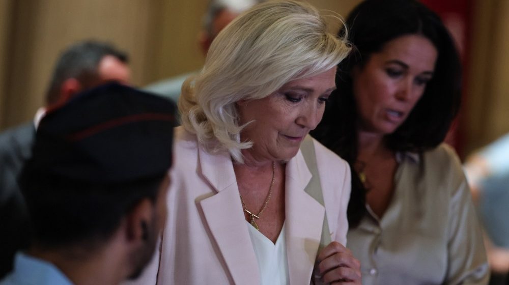 Šta se zna o elektronskom uređaju koji mora da nosi Marin Le Pen? 8