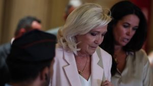Šta se zna o elektronskom uređaju koji mora da nosi Marin Le Pen? 5 Šta se zna o elektronskom uređaju koji mora da nosi Marin Le Pen? 4