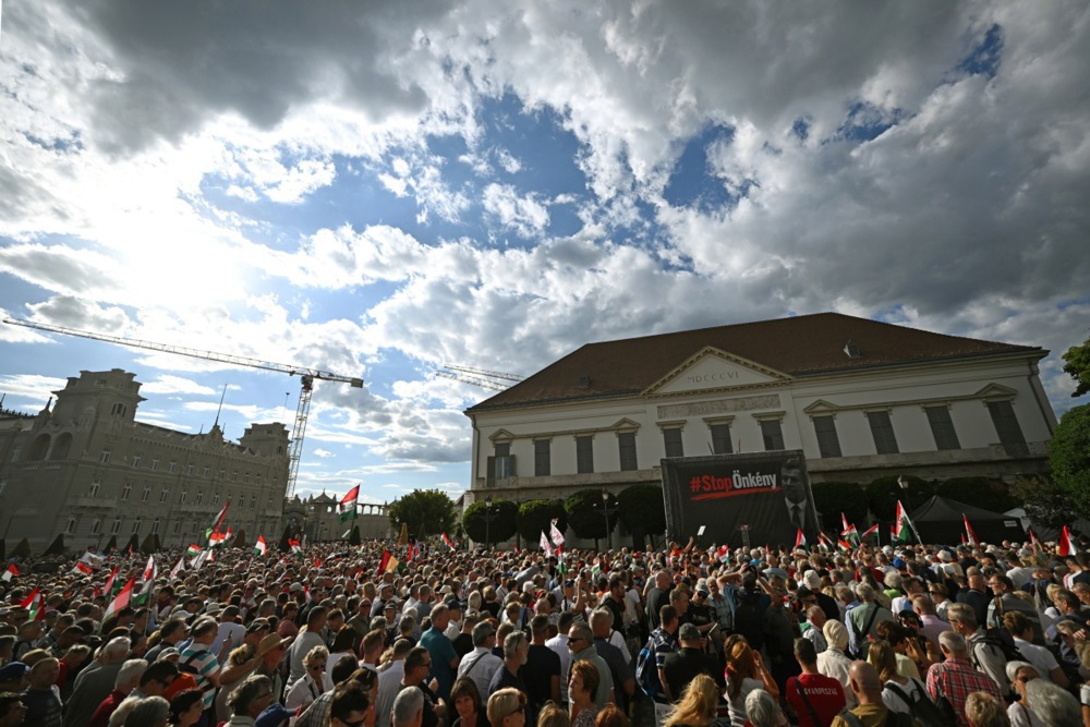 Poznato zašto se Viktor Orban nije pojavio na protestu svojih pristalica "Stop samovolji" Petera Mađara 2 Poznato zašto se Viktor Orban nije pojavio na protestu svojih pristalica "Stop samovolji" Petera Mađara 2