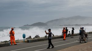 Snažan tajfun se približava japanskim ostrvima i Tajvanu: Otkazan veliki broj letova, zatvorene berze, škole 13
