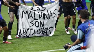Gaučosi slavili pobedu nad Engleskom uz transparent „Foklandska ostrva su argentinska“, sada se suočavaju sa mogućim sankcijama