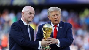 Fudbaler Argentine nije hteo da se pozdravi sa Trampom, FIFA kršila protokol zbog predsednika SAD (VIDEO) 13 Đani Infantino i Donald Tramp