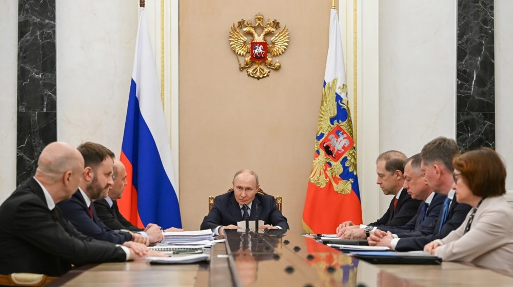 Putin priznao da je rast ruske ekonomije "skroman", traži od biznismena i državnih kompanija novac 11