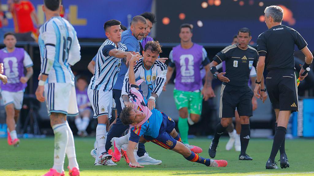 FIFA pokreće istragu protiv Argentinaca zbog tuče posle finala Mundijala 3 Leandro Paredes i Tijago Almada bacaju Gavija na teren