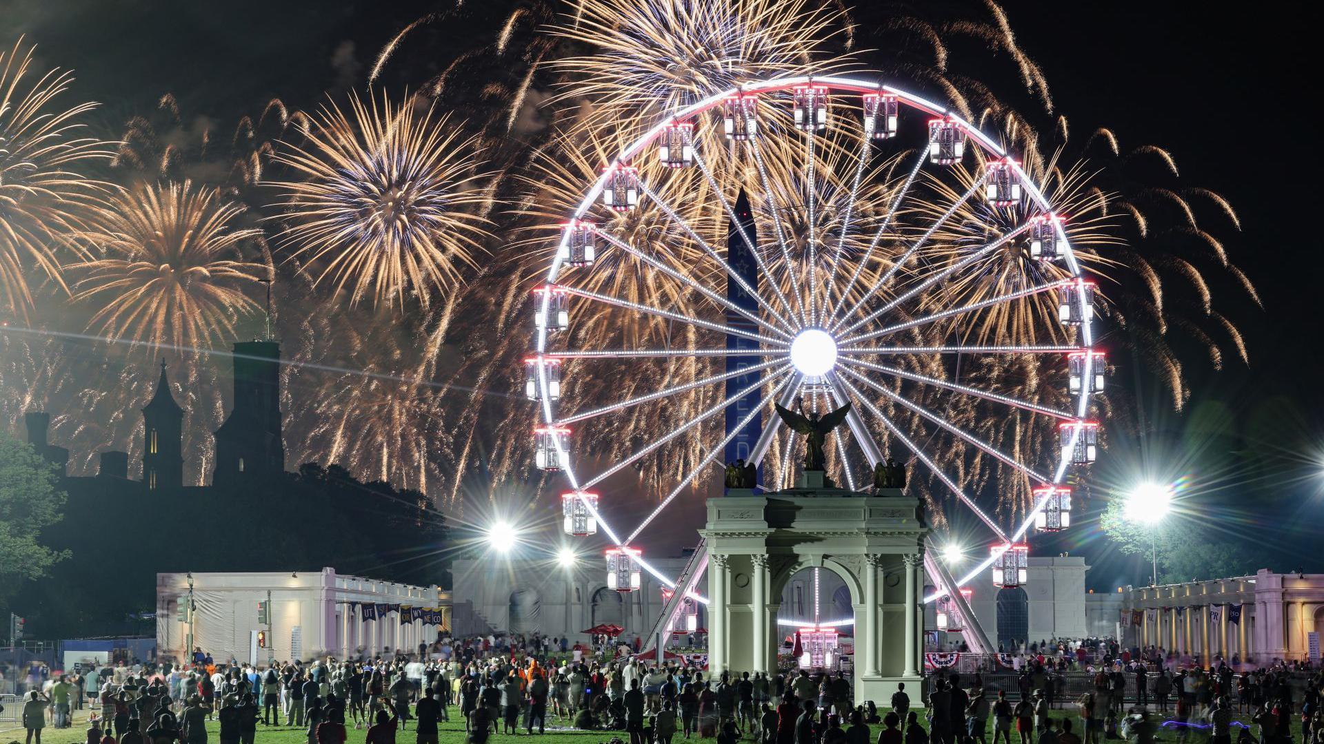 Vatromet, preleti i ekstremna vrućina: Amerika proslavila 250 godina postojanja 1 People watch a fireworks display at a Fourth of July rally featuring US President Donald Trump at the National Mall in Washington