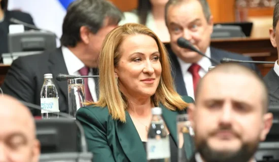 O Kosovu s ljubavlju i punim džepovima: Snežana Paunović bi iz Beograda da "etnički očisti KiM", a ume da naplati i putne troškove iz Peći 10