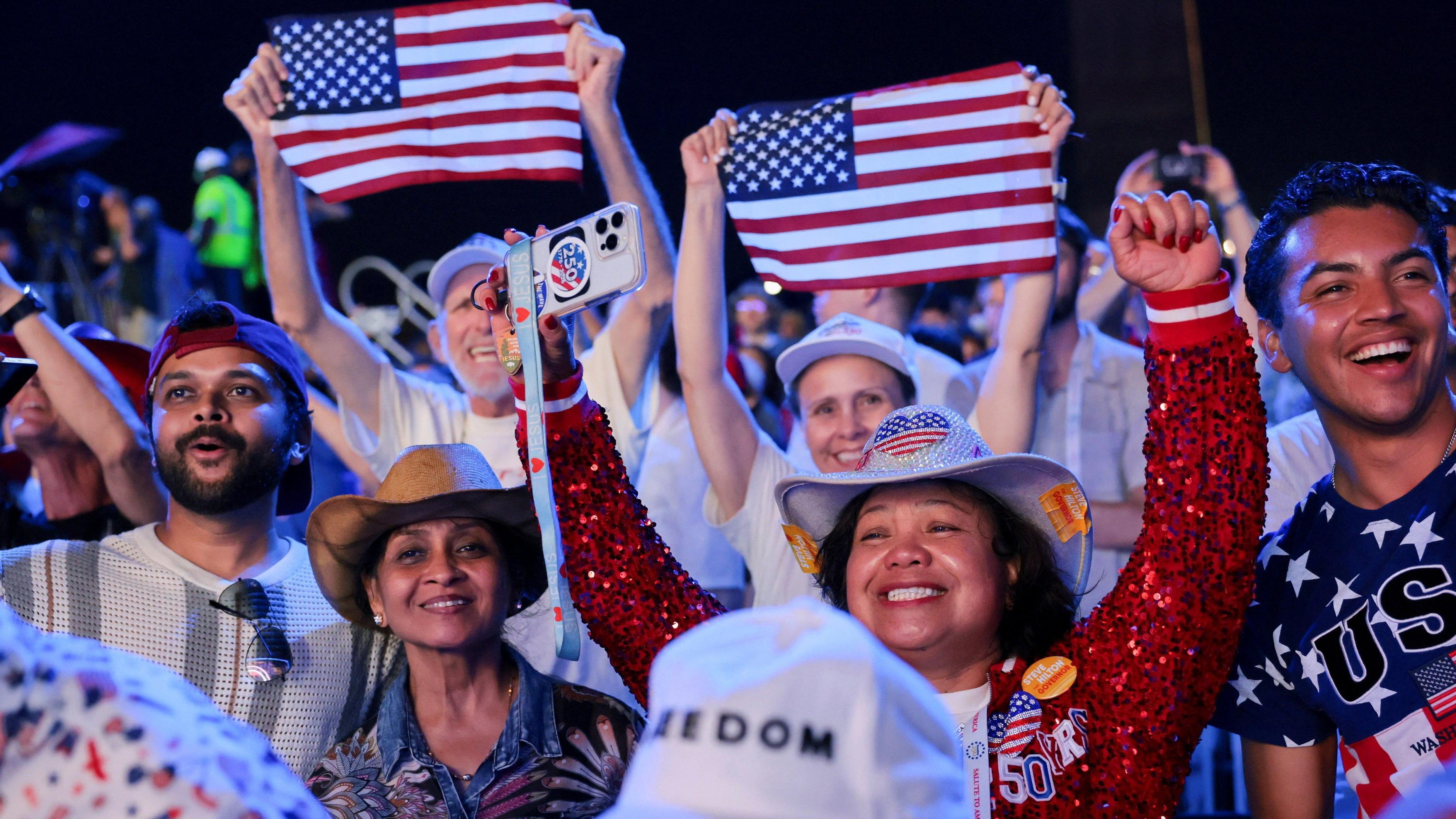 Vatromet, preleti i ekstremna vrućina: Amerika proslavila 250 godina postojanja 2 Ljudi okupljeni pred govor Donalda Trampa povodom 250 godina Amerike, Vašington 4. jul 2026