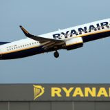 Oštećenje prozora na avionu u Solunu možda izazvao 'strani predmet': Rajaner 5