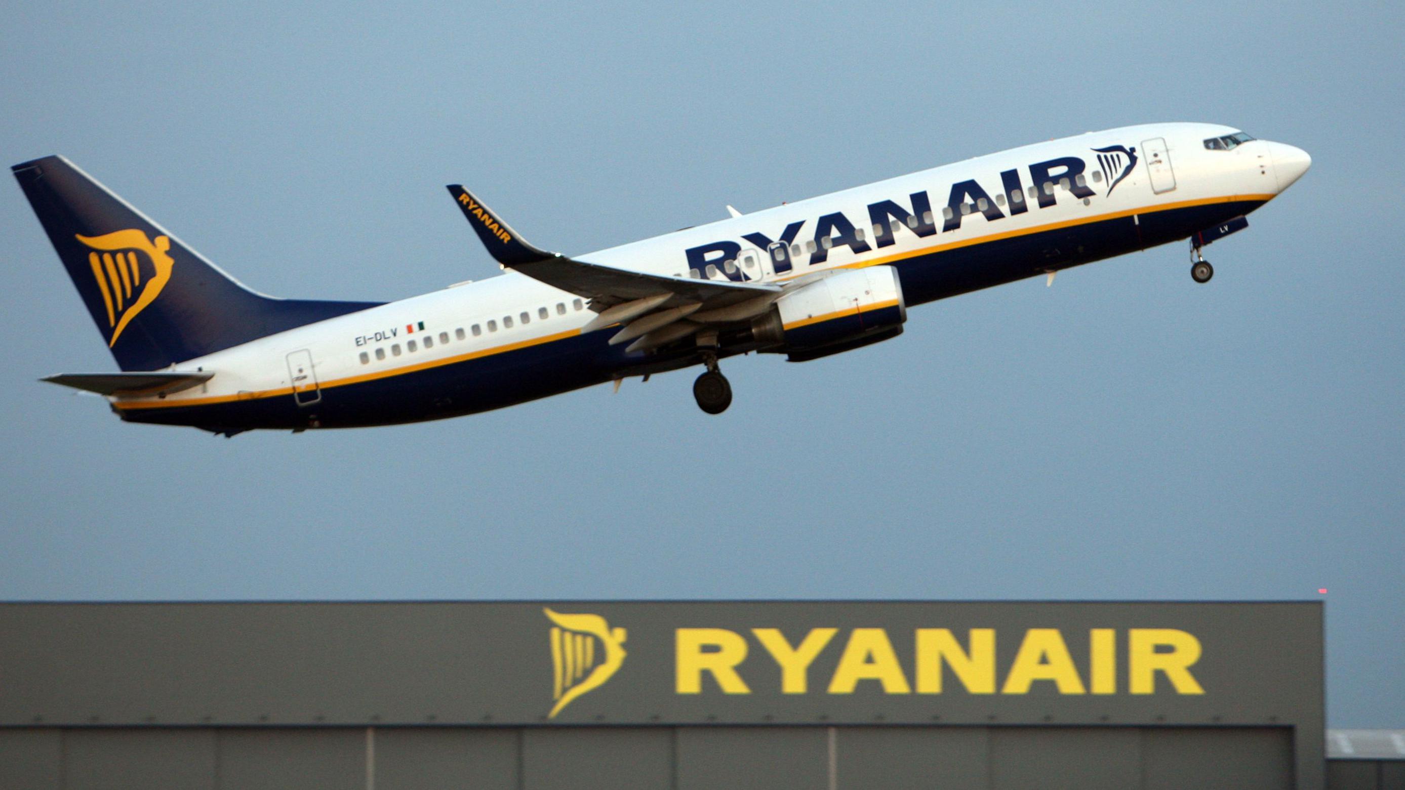 Oštećenje prozora na avionu u Solunu možda izazvao 'strani predmet': Rajaner 1 Avion Rajanera - arhivska fotografija