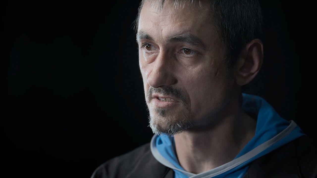 BBC razotkrio čuvare i zvaničnike ruskih 'zatvora za mučenje' u Ukrajini 8 Muškarac gleda u stranu u crnoj jakni ispod koje proviruje plavi duks