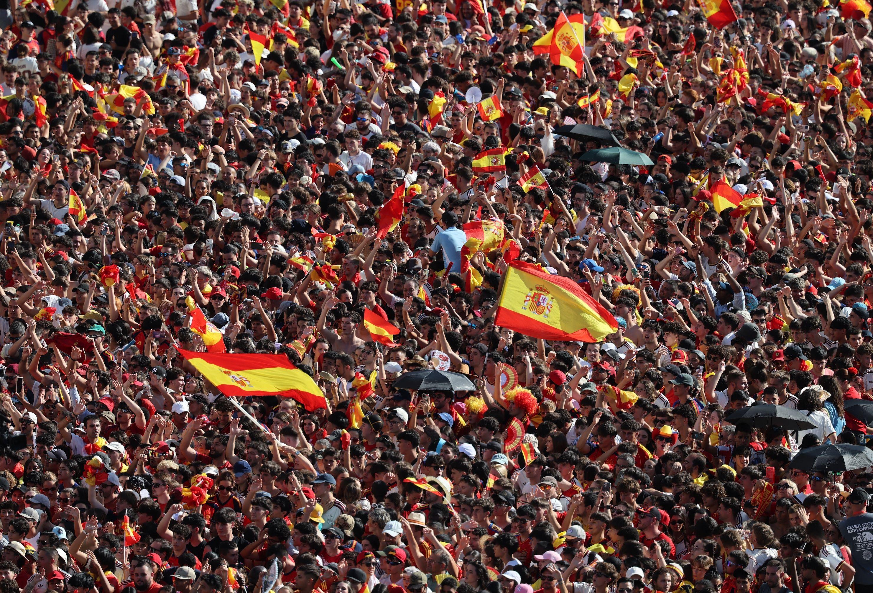 Španija dočekala svetske prvake: Fijesta za pamćenje u Madridu - u fotografijama 7 Navijači na ulicama Madrida