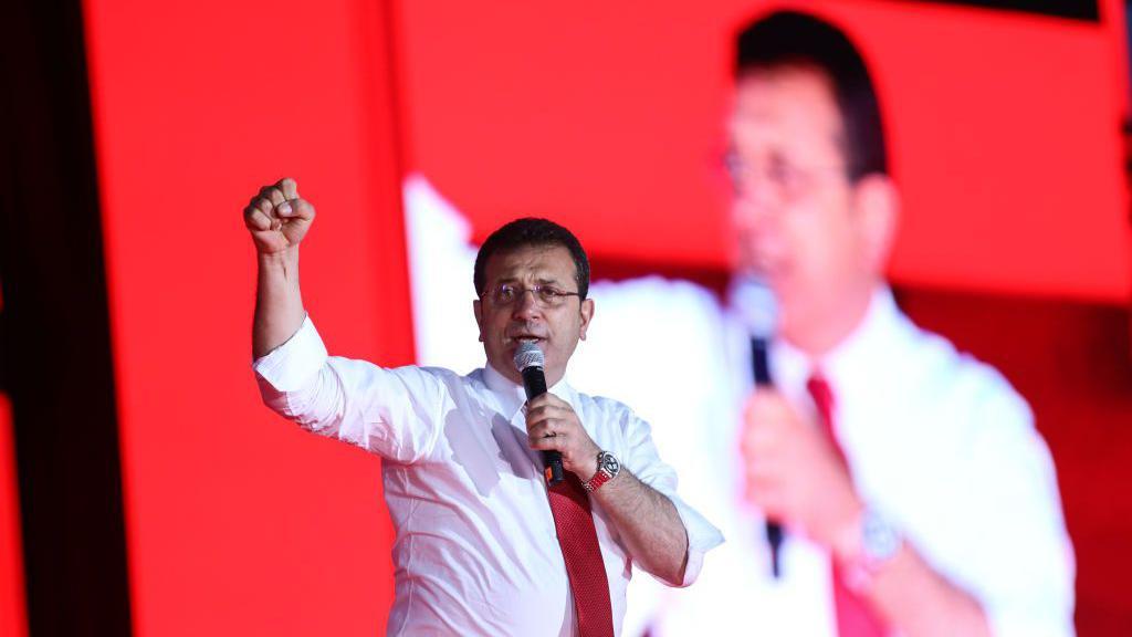 Pokušaj puča: Kako je Erdogan promenio Tursku protekle decenije 8 Gradonačelnik Istanbula Ekrem Imamoglu govori na javnom događaju u maju 2023. godine, gestikulirajući podignutom pesnicom dok se obraća okupljenima