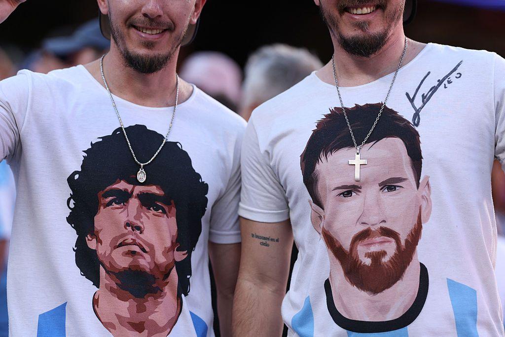 Pele, Maradona ili Mesi: Ko je zaista najbolji fudbaler svih vremena 3 muškarac nosi majicu sa likovima maradone i mesija