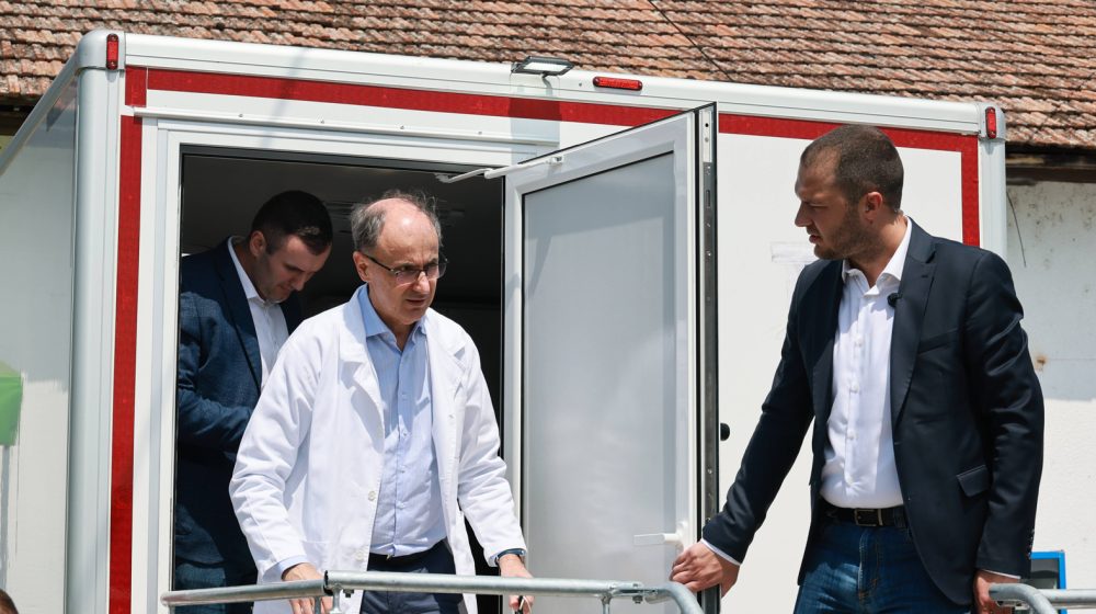 Pregledi dojki u SNS prostorijama, stranački spot iz operacione sale: Koliko se zdravstvo koristi u političke svrhe? 9