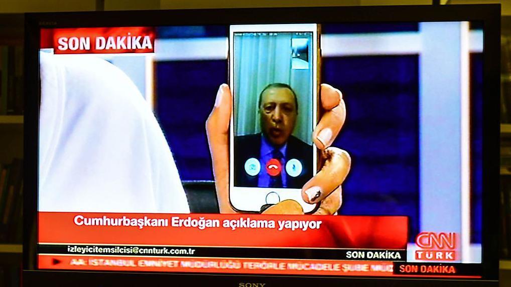 Pokušaj puča: Kako je Erdogan promenio Tursku protekle decenije 2 ekran na mobilnom telefonu na kojem se vidi Redžep Tajip Erdogan