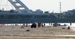 Plaža Oficirac Rekordno nizak vodostaj u Novom Sadu: Peščani sprudovi na sredini Dunava, čamci zaglavljeni u blatu i kanalizacija koja teče u slapovima (FOTO) 6