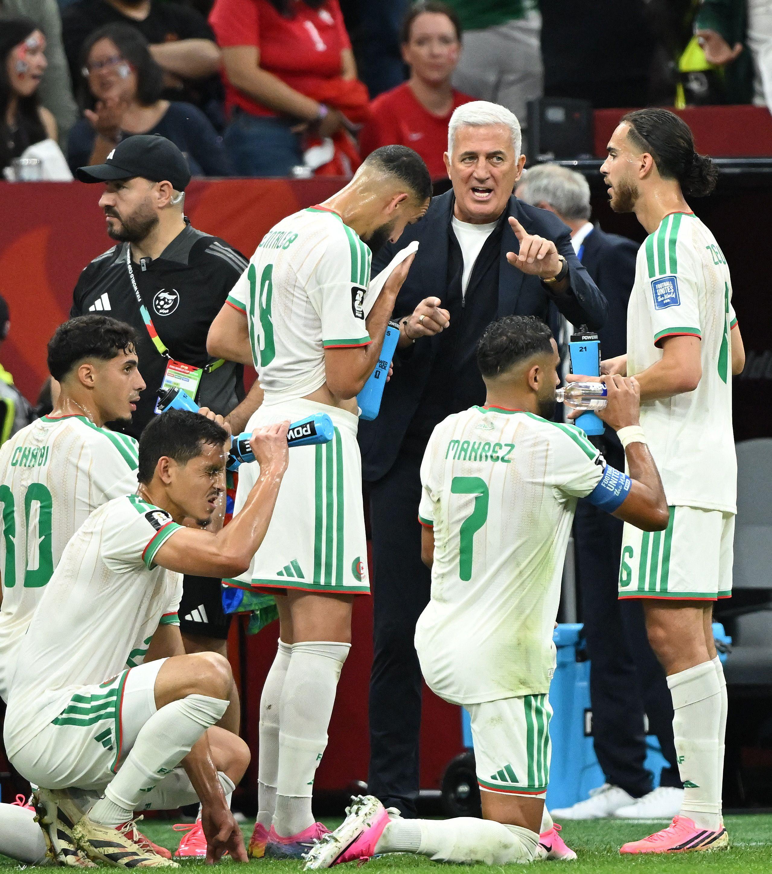 Bilić menja Dalića na klupi Hrvatske, koji su još selektori otišli posle Mundijala 4 vladimir petković u razgovoru sa fudbalerima Alžira