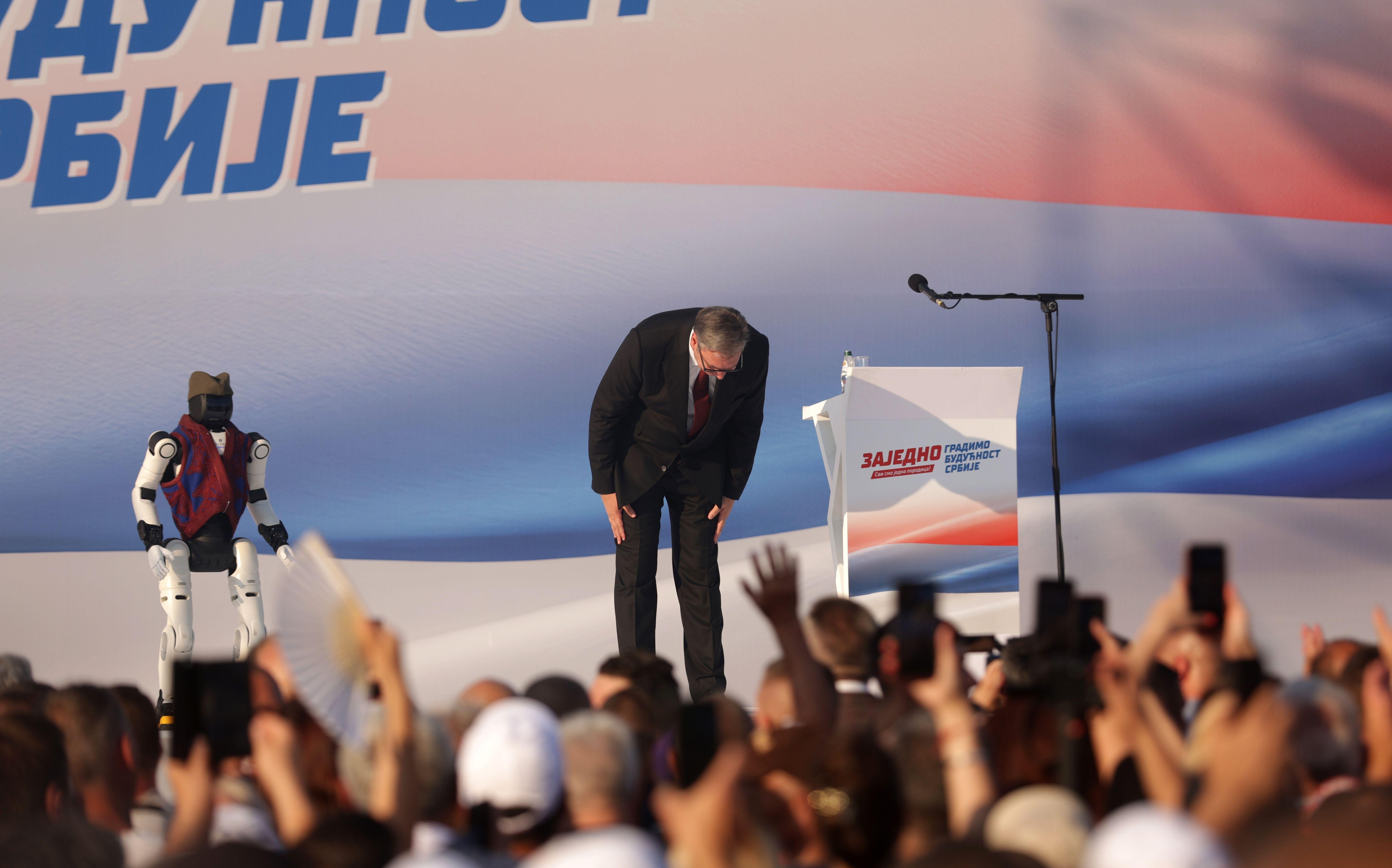 Vučić se klanja pristalicama na mitingu u Beogradu 27. juna 2026, vučić, miting sns, vučić i robot