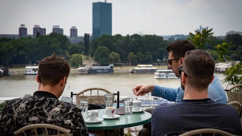 'Ne pristajemo na nepoštovanje': Šta generacija Z želi od posla, a šta nudi poslodavcima 3 trojica mladića sede i piju kafu u restoranu u beogradu