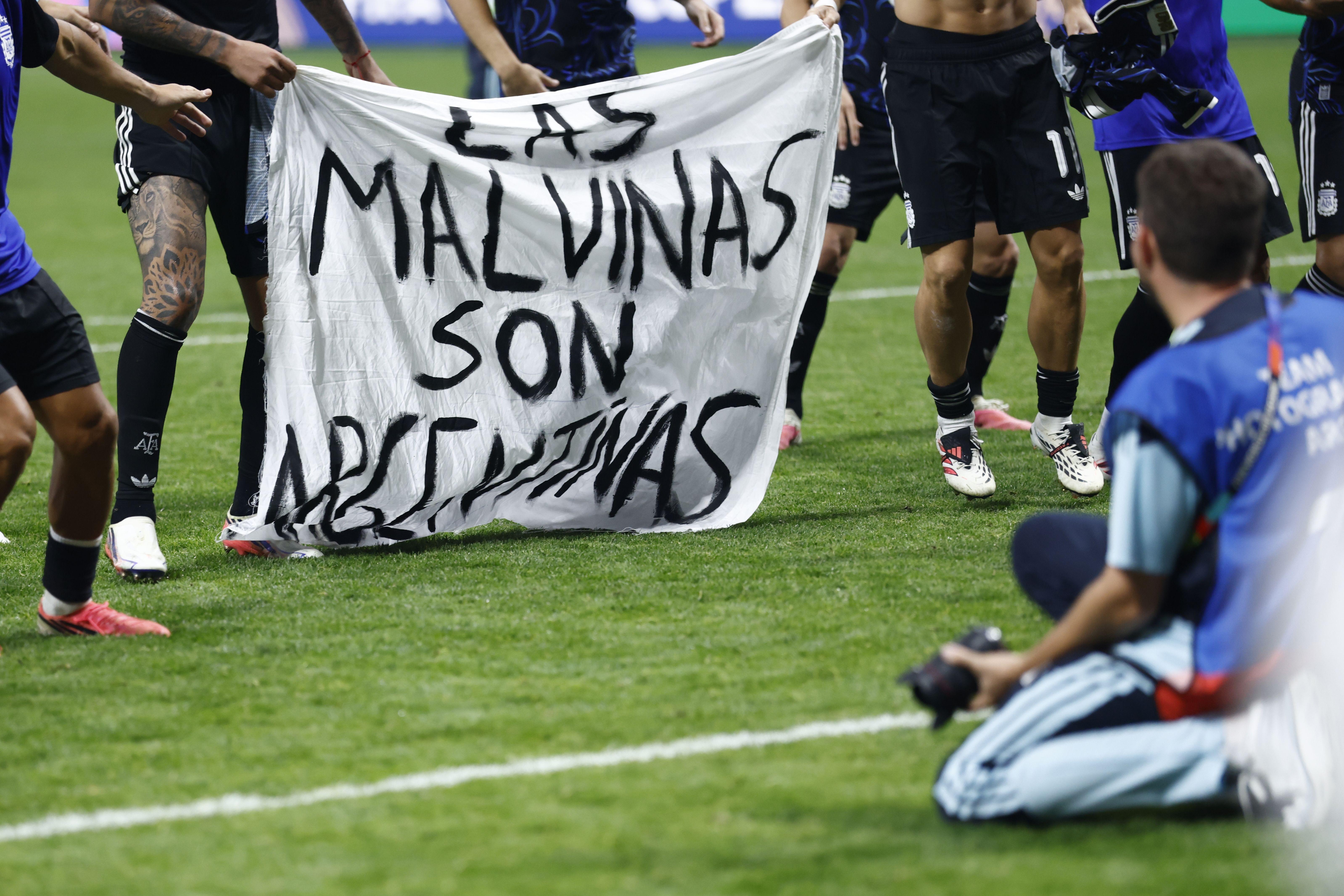 Argentina sa devet života, engleski san je ponovo raspršen - 'gaučosi' u finalu Mundijala 6 argentina, engleska - argentina, argentinski fudbaleri sa transparentom Malvini su argentinski