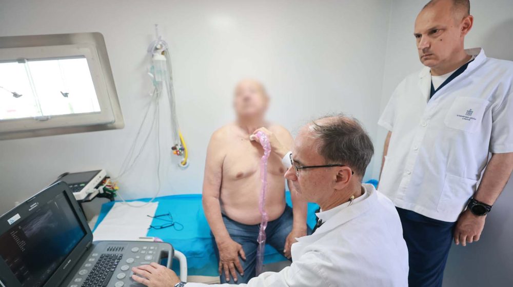 Macut i Lončar "ne znaju šta rade": Premijer i ministar pregledali građane u mobilnoj ambulanti u Velikom selu 6