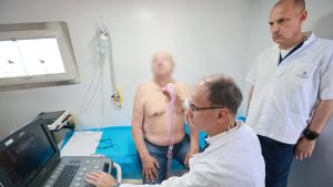 Macut i Lončar "ne znaju šta rade": Premijer i ministar pregledali građane u mobilnoj ambulanti u Velikom selu 3 Macut i Lončar "ne znaju šta rade": Premijer i ministar pregledali građane u mobilnoj ambulanti u Velikom selu 3