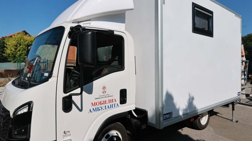 Mobilna ambulanda danas u Maloj Plani, premijer i ministar došli da pregledaju građane 14