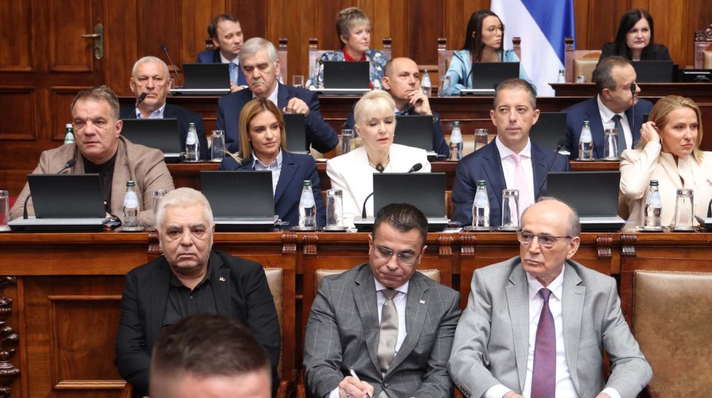 Poslanici nastavili raspravu o nepoverenju vladi 8