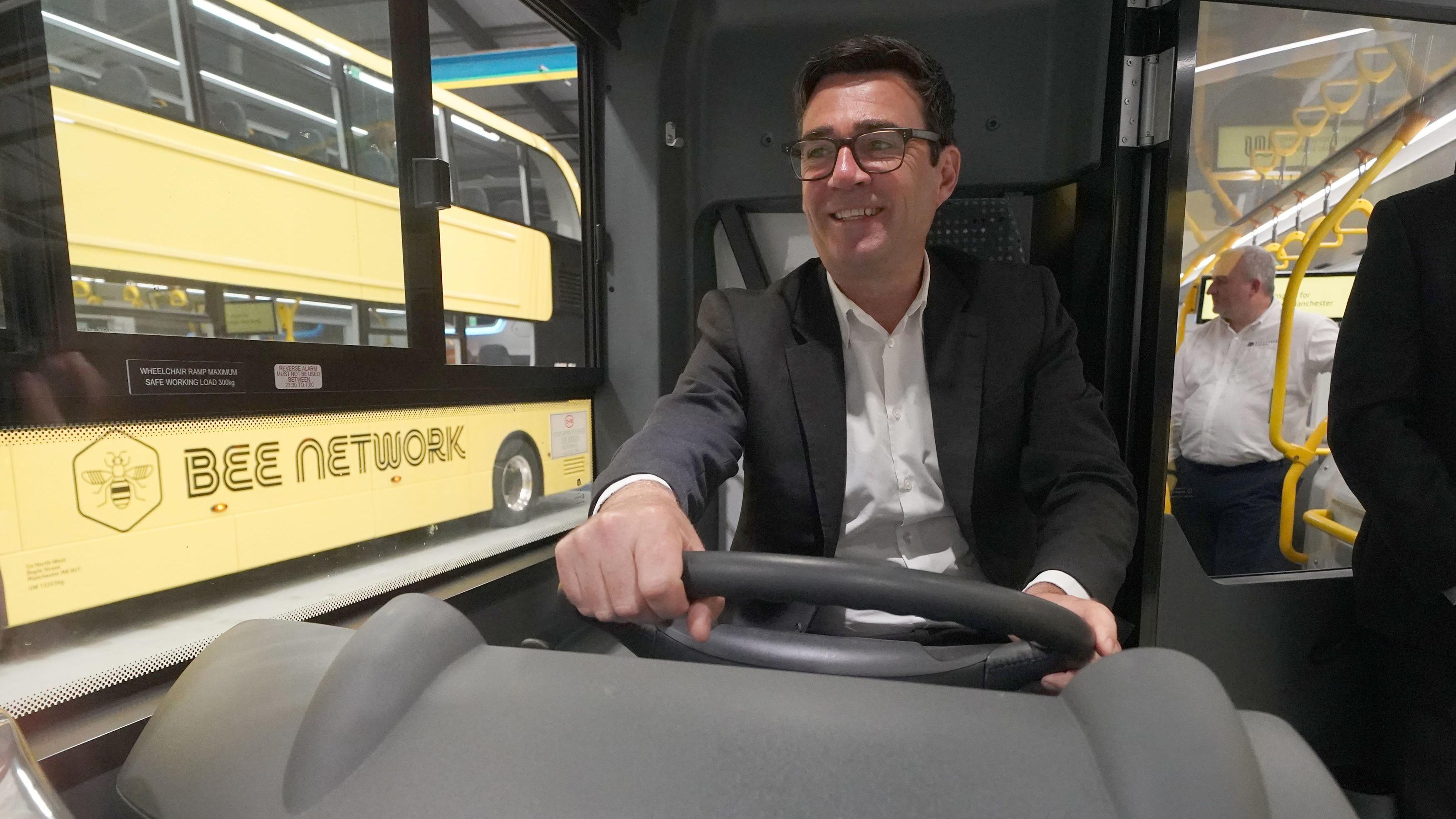 Ko je Endi Barnam, budući britanski premijer 6 Barnam je rekao da mu je reforma javnog prevoza bio jedan od najuspešnijih poteza kao gradonačelnika Mančestera, endi barnam vozi autobus