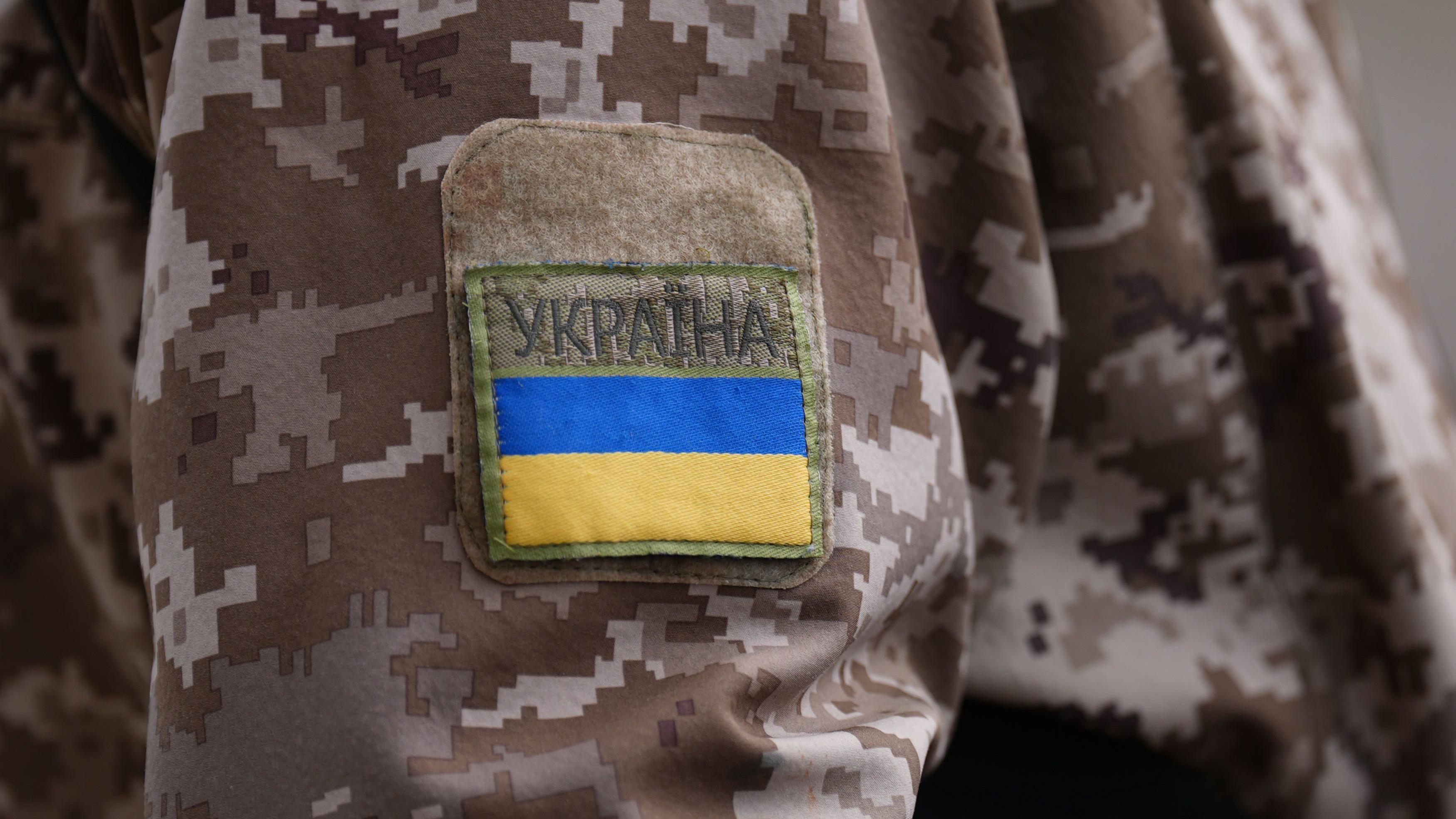 Neredi na zapadu Ukrajine zbog mobilizacije 1 zastava ukrajine na rukavu vojnika