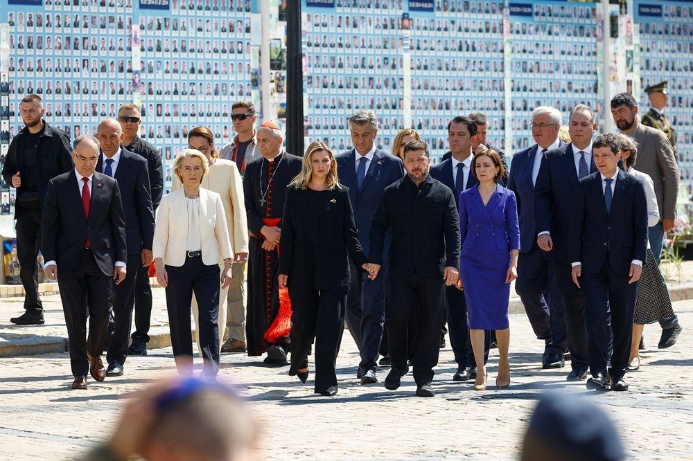 Srbija nije potpisala Kijevsku deklaraciju, Vučić u Ukrajini prvi put od početka ruske invazije 3 Predsednik Krajine Volodimir Zelenski i njegova supruga Olena, premijerka Julija Sviridenko, predsednica Evropske komisije Ursula fon der Lajen, predsednica Moldavije Maja Sandu, predsednik Rumunije Nikusor Dan, hrvatski premijer Andrej Plenković, slovenački premijer Janez Janša, predsednik Albanije Bajram Begaj i kardinal Mateo Zupi stižu na obeležavanje Dana državnosti Ukrajine ispred crkve Svetog Mihaila, usred ruskog napada na Ukrajinu.