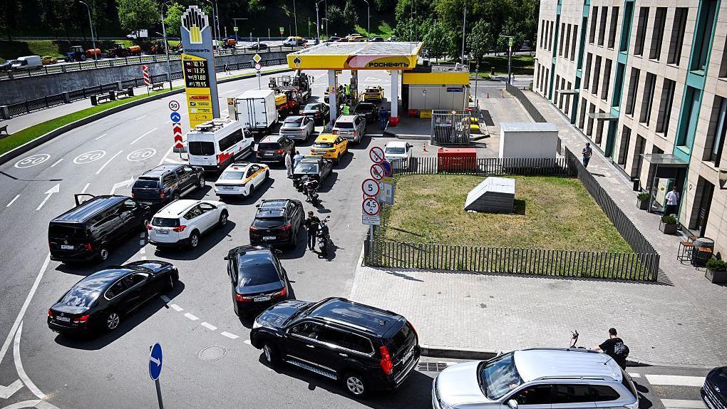 Može li nestašica goriva da promeni Putinovu taktiku u Ukrajini 1 Kolone automobila kod benzinske pumpe