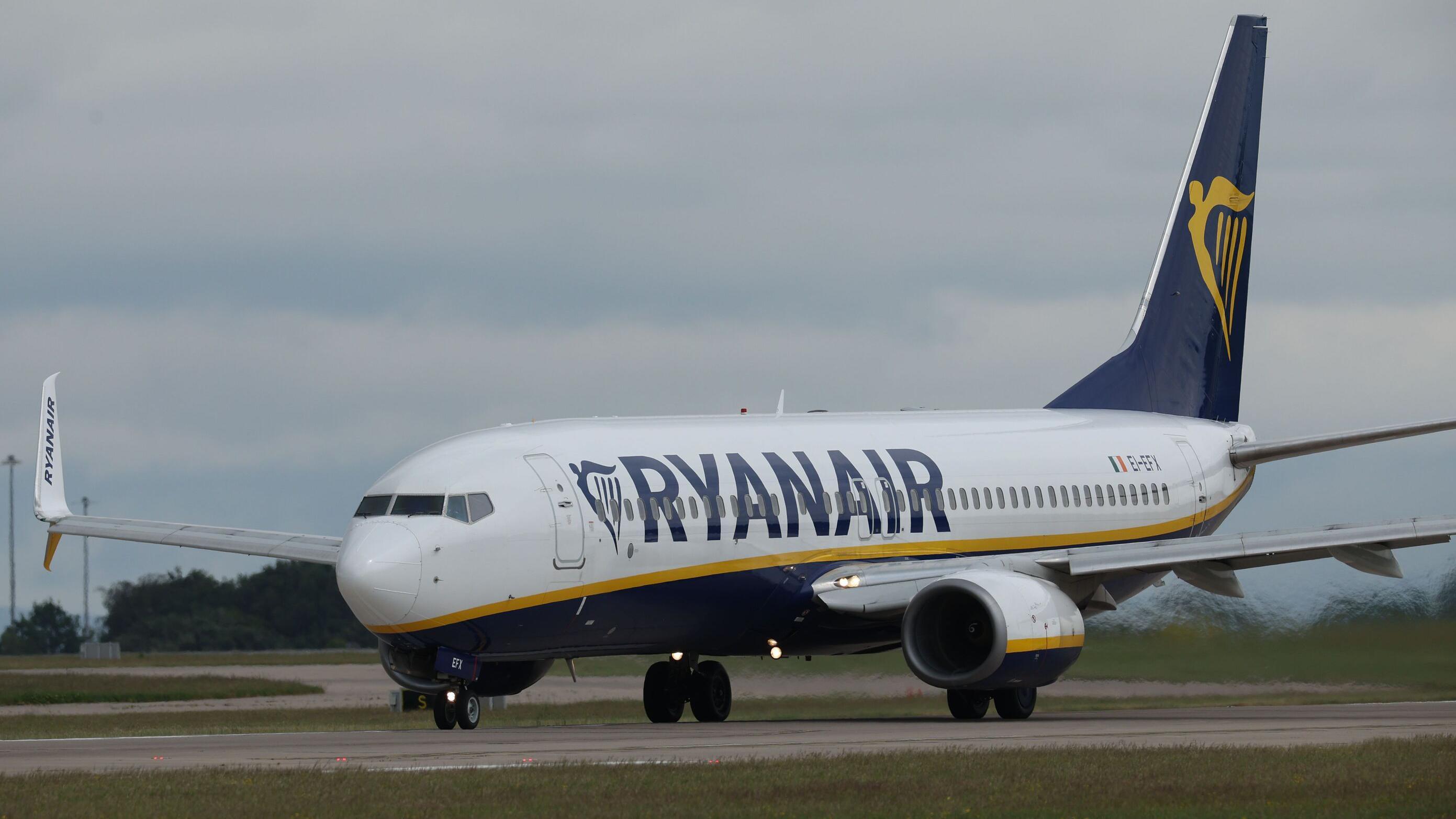 'Bilo je užasno': Supruga iz Srbije spasila muža da ne ispadne iz aviona Rajanera 1 Avion kompanije Rajaner - arhivska fotografija