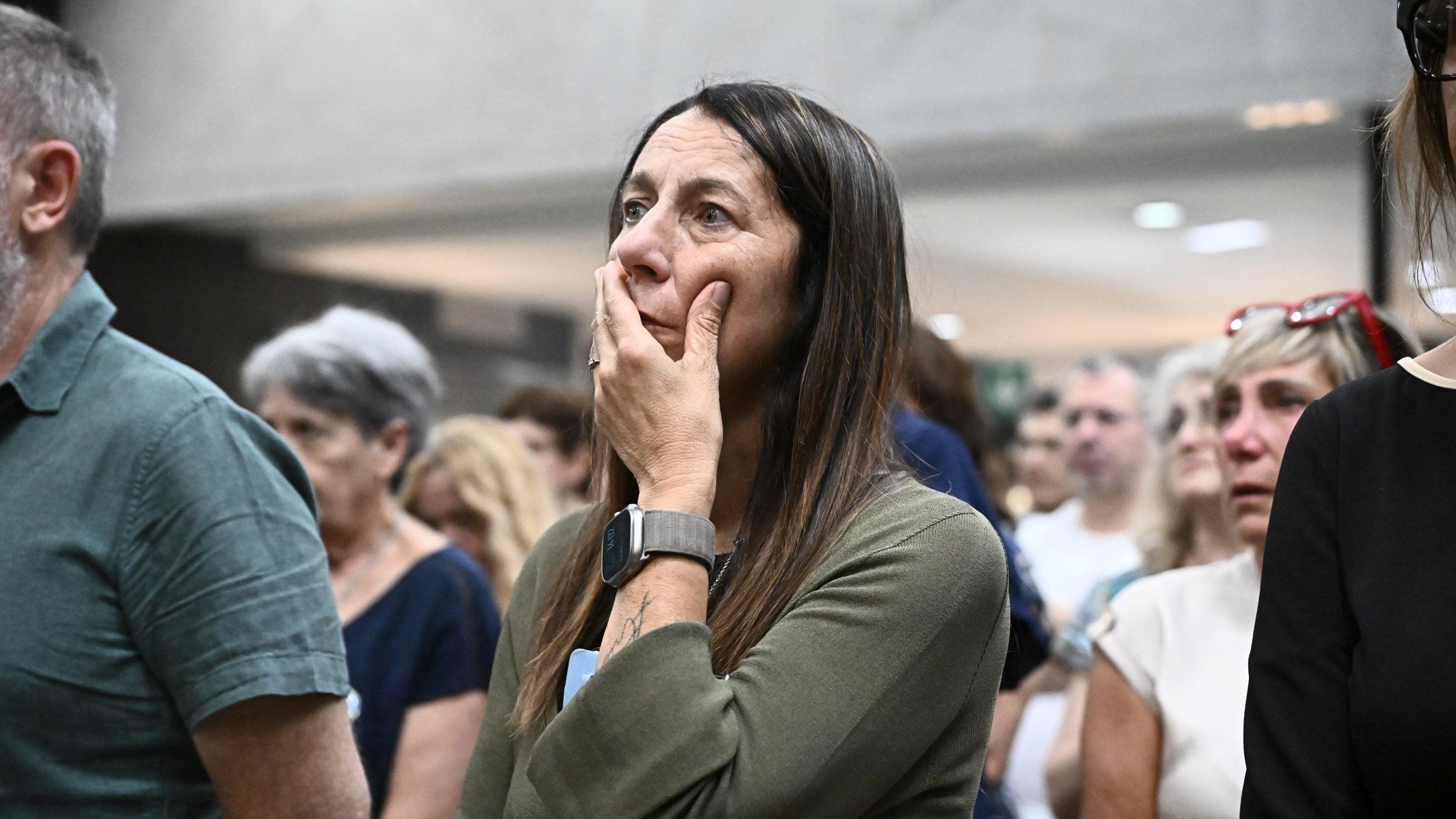 Rušenje mosta u Đenovi: Zatvorske kazne za italijanske zvaničnike 3 Žena duge smeđe kose, drži ruku na ustima, ima crni sat, u zelenom džemperu
